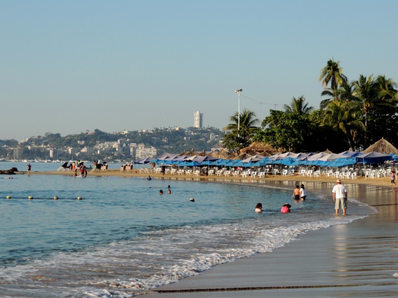 Amateurs of the morning bath, Acapulco, Mexico